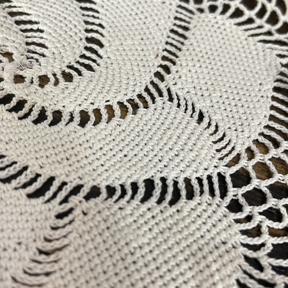 Lovely swirl crocheted doily.  Cotton vintage - Picture 8 of 11